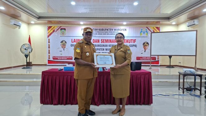 
					Waropen Raih Penghargaan Provinsi Papua atas Kinerja UPTD PPA, Diterima oleh Kepala Dinas DP3AKB Selvina Imbiri