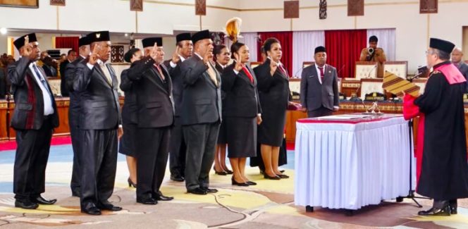 
					Sombuk, Kafiar, Bonay dan Duwiri Akhirnya Dilantik Sebagai Anggota DPR Provinsi Papua