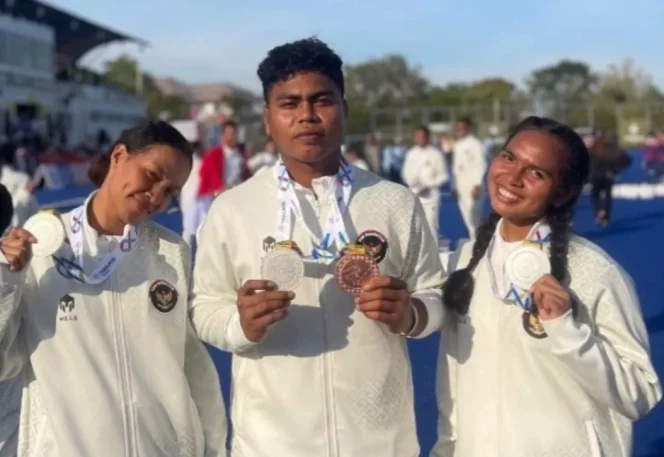 
					Erika Engelika Kbarek, Iryani Rumbiak, dan Kriztofel Richard Rumaropen; tiga atlet hockey asal Biak Papua yang meraih medali bagi Indonesia di SEA Games Thailand 2025 (Instagram/Erika Kbarek)