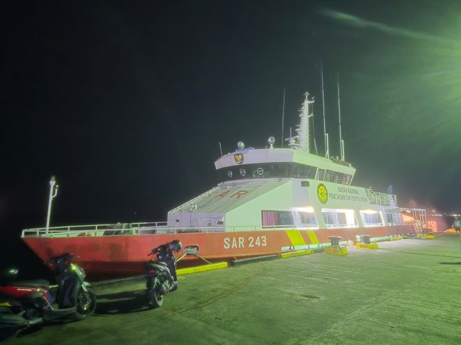 
					Sandar di Pelabuhan Serui, Kapal SAR 243 Tambah Alut dan Logistik untuk Pencarian Hari ke 4 Korban Laka Laut di Waindu
