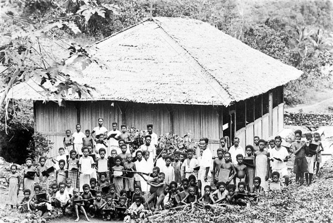 
					Zendingsschool te Seroei-laut 1943 (Sekolah di Serui laut. Tahun 1943)