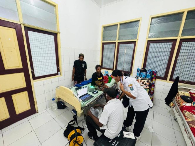 
					Dukcapil Yapen Siap Layani Pasien Sakit, ini Nomor Kontaknya !