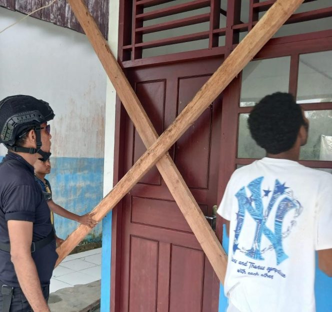 
					Yapen : Pekerjaan 1 RKB SD YPK Kanawa Belum Dibayar Akhirnya di Palang