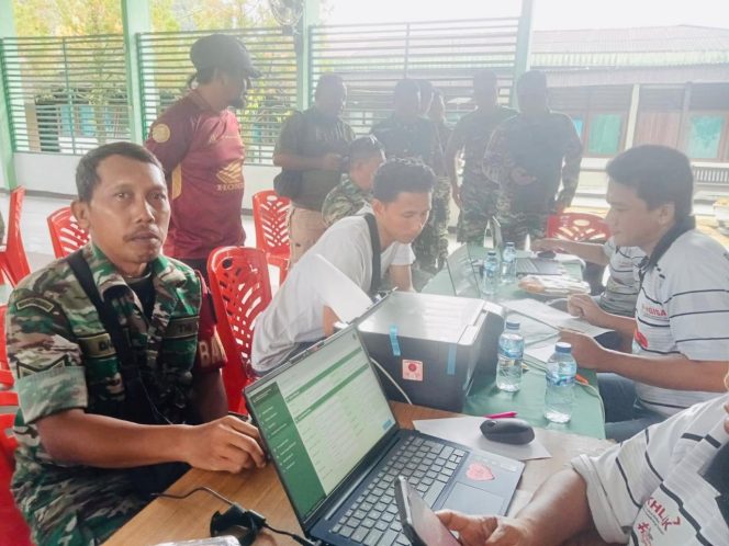 
					Dukcapil Yapen dan Kodim 1709 Gelar Layanan Jemput Bola Aktivasi IKD