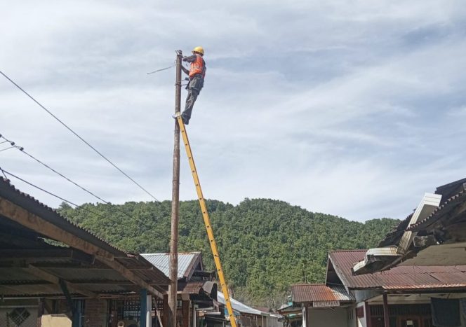
					Wakil Ketua II DPRK Kepulauan Yapen, Djorge Logianto Bersama PLN Jawab Keluhan Warga, Pasang dan Normalisasi Instalasi Listrik