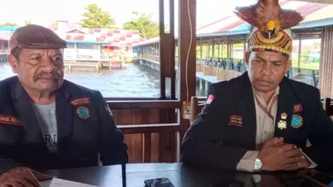 
					DPN PAP, Jan Christian Arebo, SH., MH., yang didampingi oleh Daud Rumaropen selaku Serketaris Panitia Kongres DPN PAP Ke-II. (Ayu Ohee / LPC)