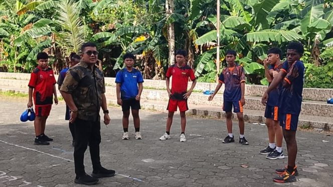 
					Jawab Keluhan Masyarakat Terkait Penerangan di Taman Odo Serui, Wakil Ketua II Djorge Logianto Pasang Lampu dan Bertemu Atlet Tinju