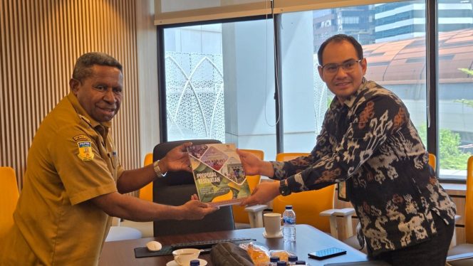 
					Bupati Drs. F.X. Mote, M.Si menyerahkan Proposal Pembangunan RSUD Waropen kepada Ghotama Airlangga, Direktur Fasilitas Pelayanan Kesehatan Rujukan Kemenkes RI