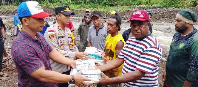 
					Bantu Evakuasi Mayat di Kuburan Mantembu, DPRK Yapen Djorge Logianto dan Polres Kepulauan Yapen Salurkan APD ke Masyarakat