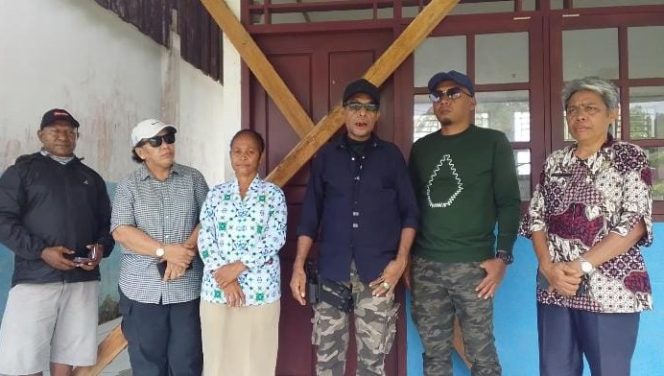 
					Fernando Worabai Buka Palang SD YPK Kanawa, Minta Kejelasan Pembayaran Proyek dari Pemda Yapen