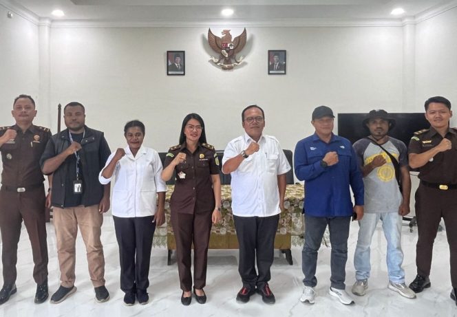 
					Momentum Hari Pers, Awak Media Silaturahmi dengan Kajari Kepulauan Yapen