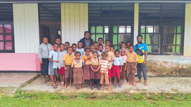 
					Terus Pastikan Proses Pendidikan Berjalan Aktif, Kabid SD Tinjau Yapen Barat dan Wonawa