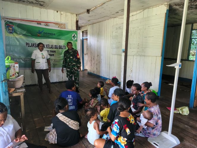 
					Babinsa Koramil 1709-04/Ansus Dampingi Pusling di Kampung Rarisi