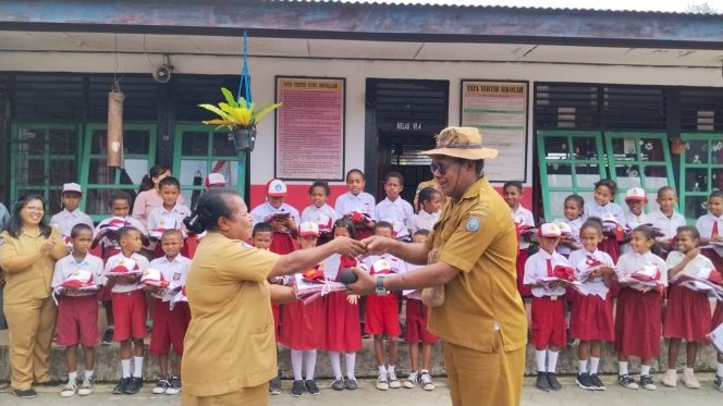
					Kabid SD Dinas Pendidikan Yapen Salurkan Bantuan Seragam kepada Siswa di Sejumlah Sekolah