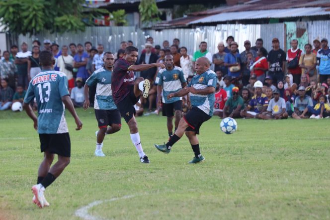 
					Eduard Ivakdalam dan Ortisan Salosa Turun ke Serui, Bangkitkan Semangat Sepak Bola Lokal