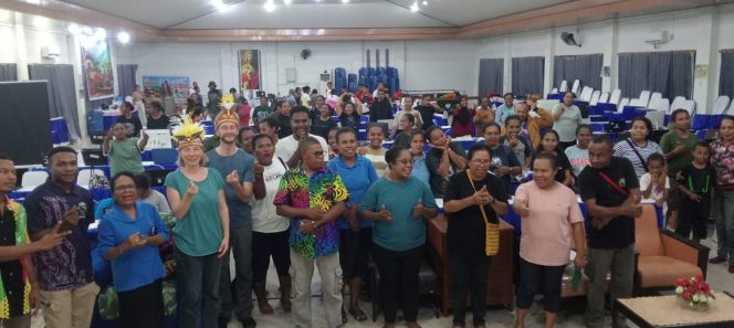 
					Kunjungan Sinode Jerman ke Klasis GKI Waropen, Tinjau Asrama dan Pelatihan Komputer yang di selenggarakan oleh Bengkel Kerja Papua