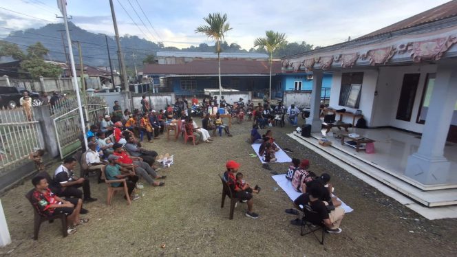 
					Bawaslu Yapen Gelar Nobar Persipura vs Adhyaksa, Warga Antusias Ikut Kuis Berhadiah