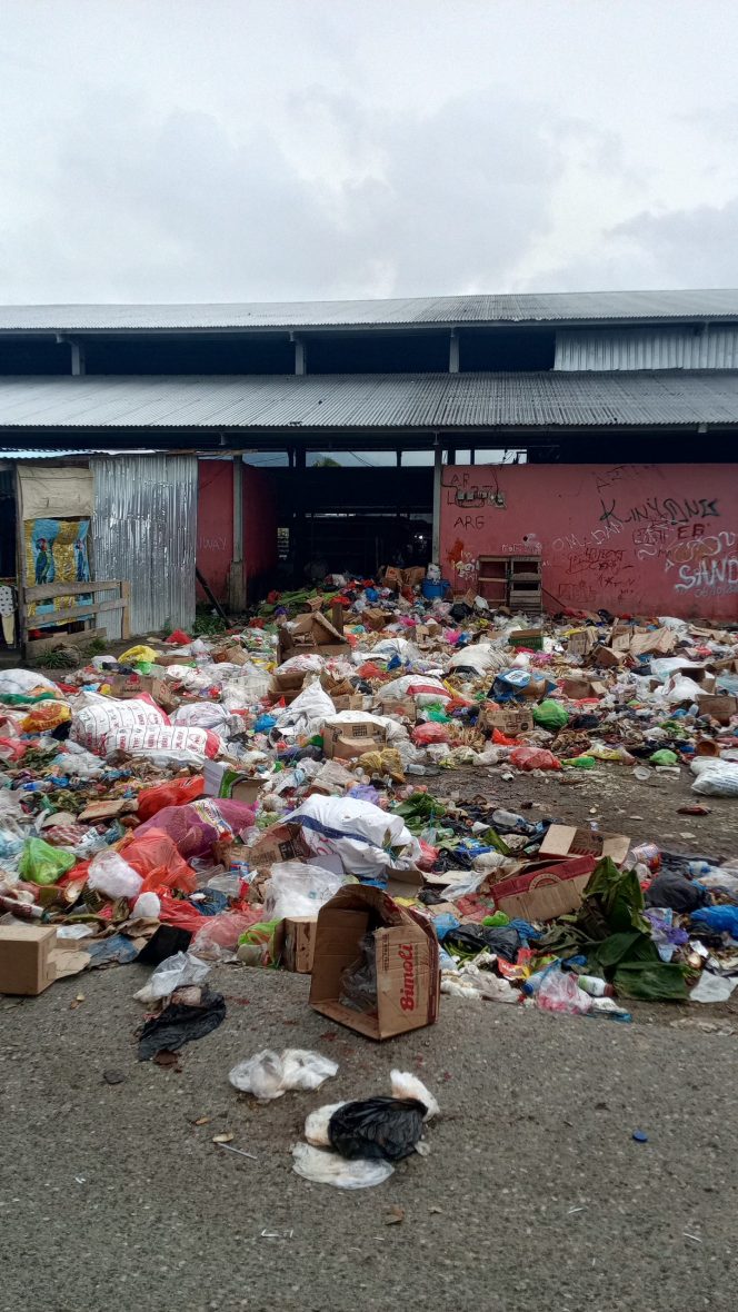 
					Sampah Berserakan di Pasar Aroro Iroro Serui, Pedagang Keluhkan Bau Tak Sedap