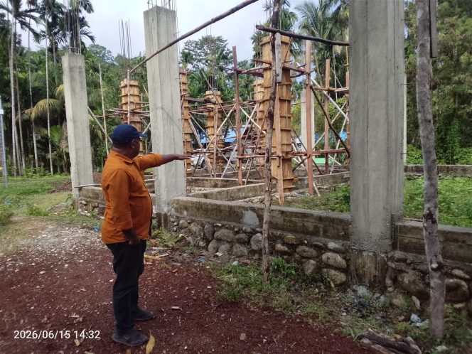 
					TINJAU PROGRES PEMBANGUNAN GEREJA  GKI EKLESIA KONTIUNAI,  FREDOLIN WARKAWANI ANGGOTA DPRK YAPEN TURUN LANGSUNG KE LAPANGAN