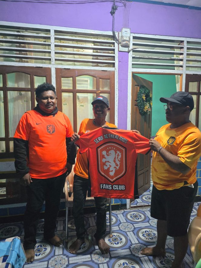 
					Jersey Tim Belanda Tiba di Serui, Fans Fanatik Oranje Terima Langsung di Kediamannya